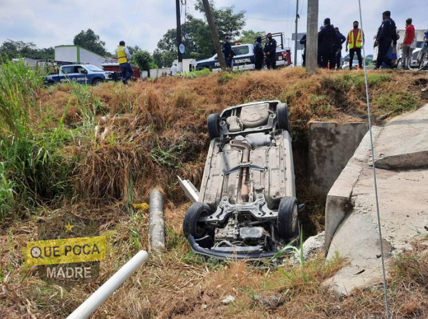 Intentan robar un tráiler y terminan volcados en Cunduacán.