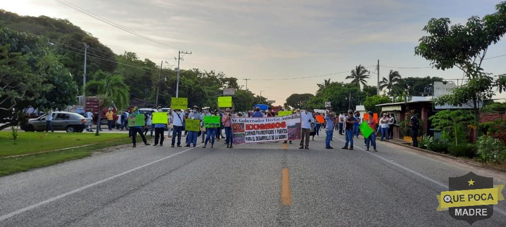 Pobladores de Tecpan bloquean carretera.