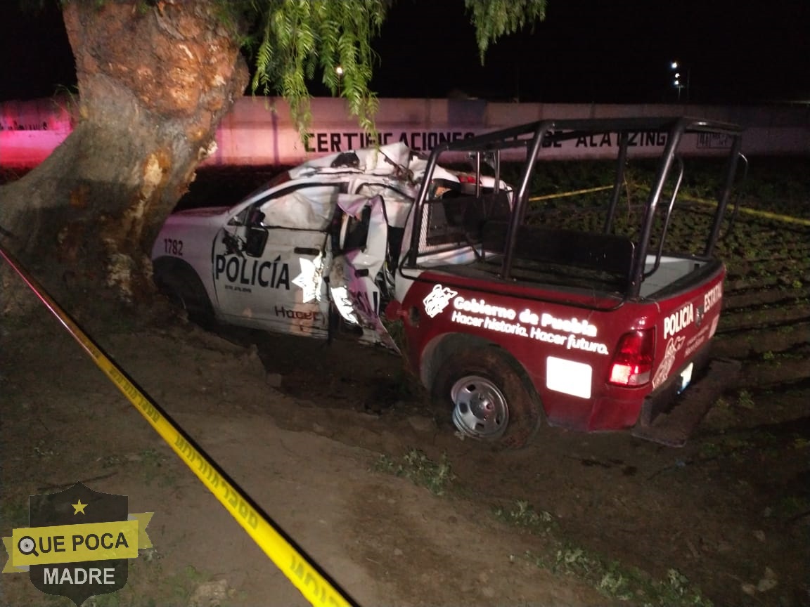 Muere policía al chocar contra árbol en Puebla.