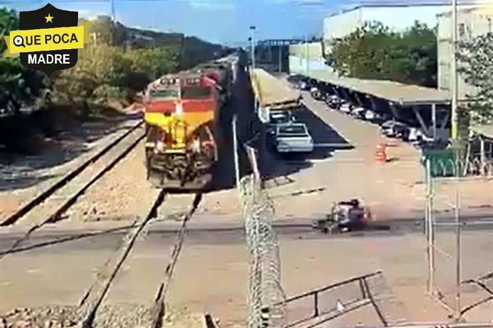 Motociclista se salva de ser arrollado por el tren en Nuevo León.