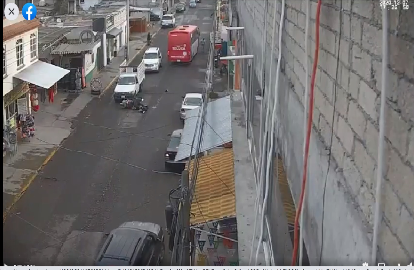 Este es el momento exacto en el que una menor de 13 años es atropellada por una unidad de transporte público en San Cristóbal Huichochitlán (VIDEO)