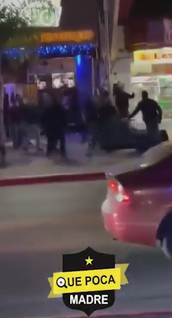 Clientes pelean afuera de un bar en Tijuana.