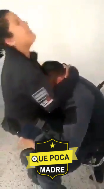 Destituyen a dos policías municipales por video explicito