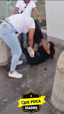 MUJERES SE AGARRAN A GOLPES EN AEROPUETO DE CANCÚN.