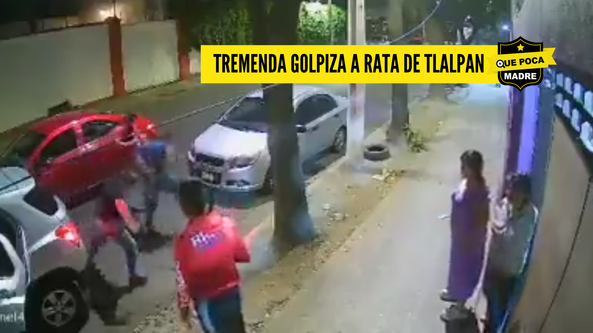 Vecinos agarran a ladrón con las manos en la masa y lo golpean