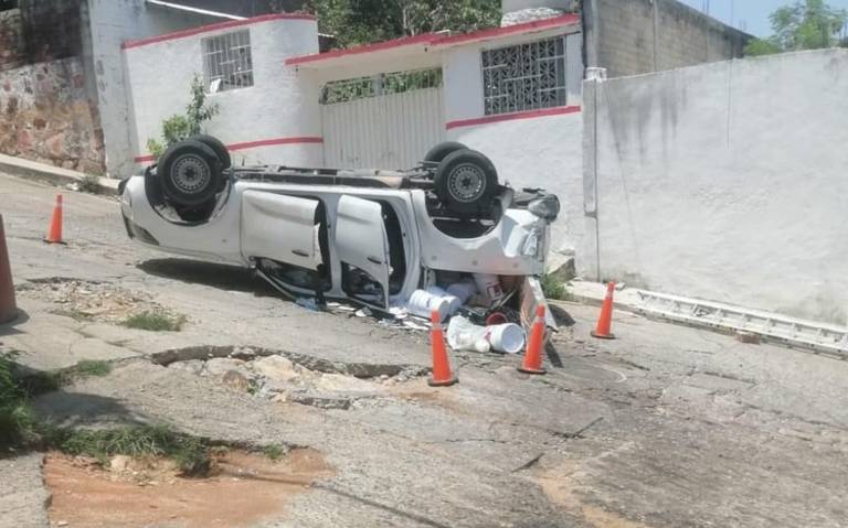 ¡SERVIDORES DE LA NACIÓN SUFREN APARATOSA VOLCADURA EN ACAPULCO!