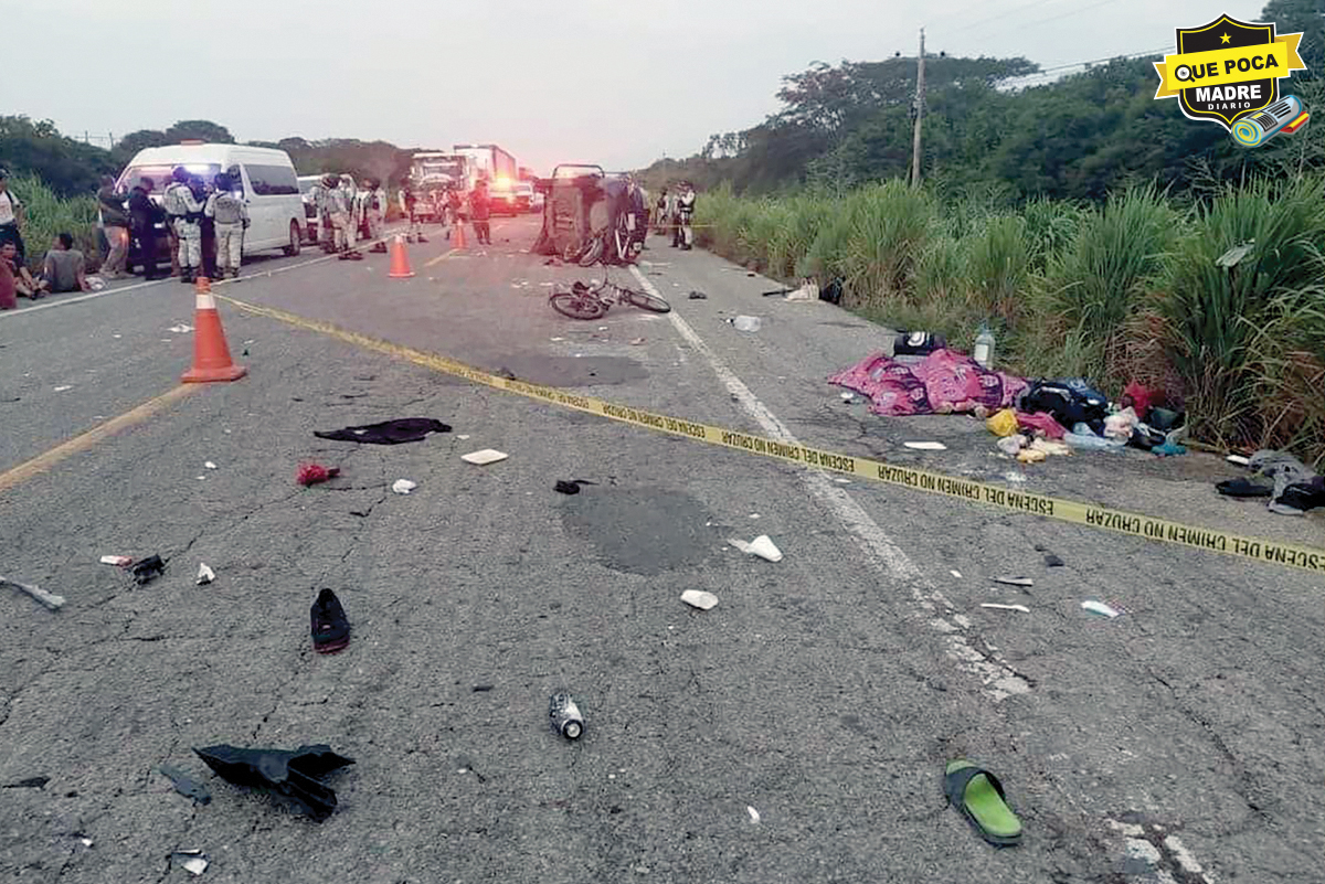 CONDUCTOR SE LLEVA DE CORBATA A CARAVANA MIGRANTE EN OAXACA