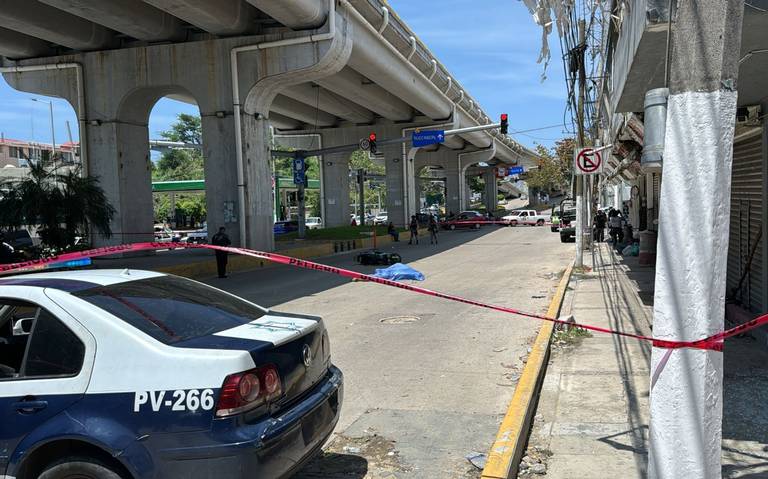 ¡BALEAN A TRAVESTI QUE VIAJABA EN MOTO EN ACAPULCO!