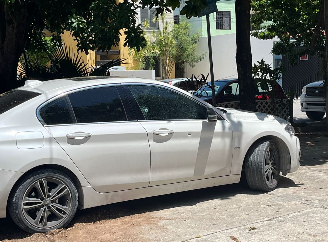 BALEAN A CONDUCTOR DE UN AUTO EN CANCÚN