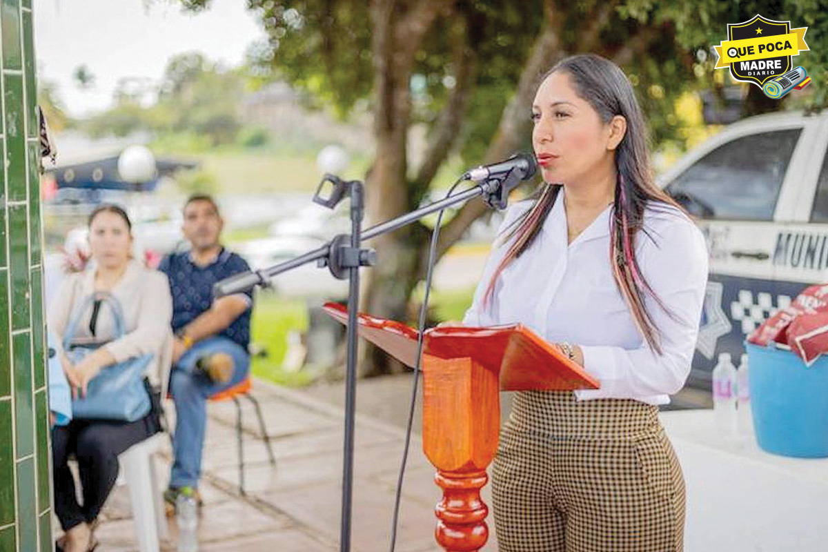 BALEAN VEHÍCULO DE ALCALDESA DE ACAYUCAN, VERACRUZ