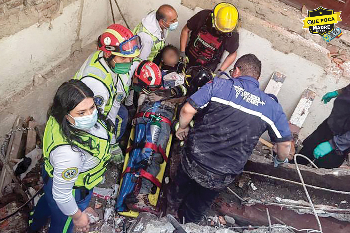 PARAMÉDICOS RESCATAN A TRABAJADOR QUE CAYÓ EN UNA OBRA EN CONSTRUCCIÓN, EN ALCALDÍA CUAUHTÉMOC, CDMX