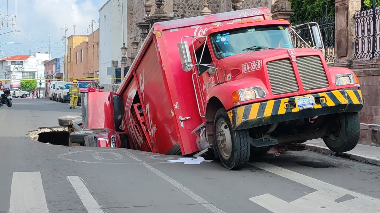 ¡SE ABRIÓ LA TIERRA NO MANCHES! MEGA SOCAVON SE TRAGA DOS AUTOS 🤯🎥🚨