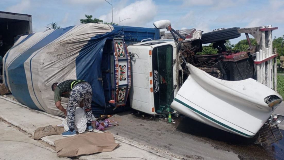 TRAILERO SE ECHA COYOTITO Y TERMINA VOLCÁNDOSE CON ARTESANIAS EN MERIDA