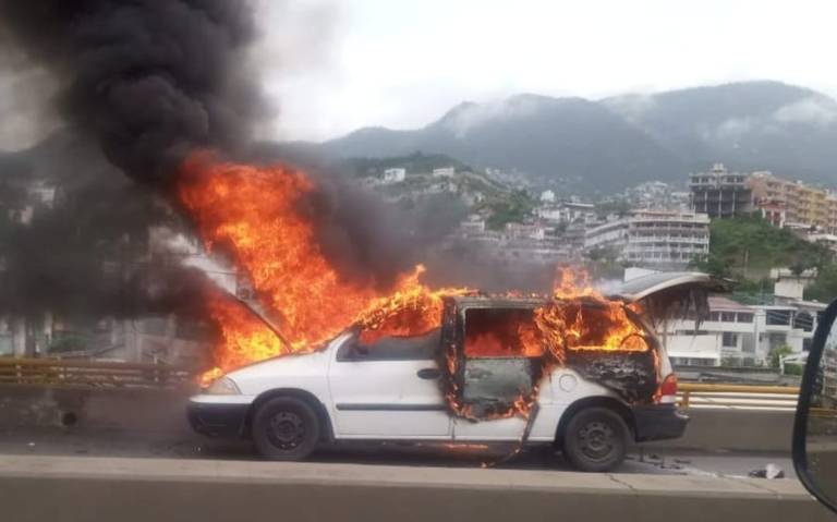 ¡SE CALCINA CAMIONETA EN ACAPULCO 🔥!