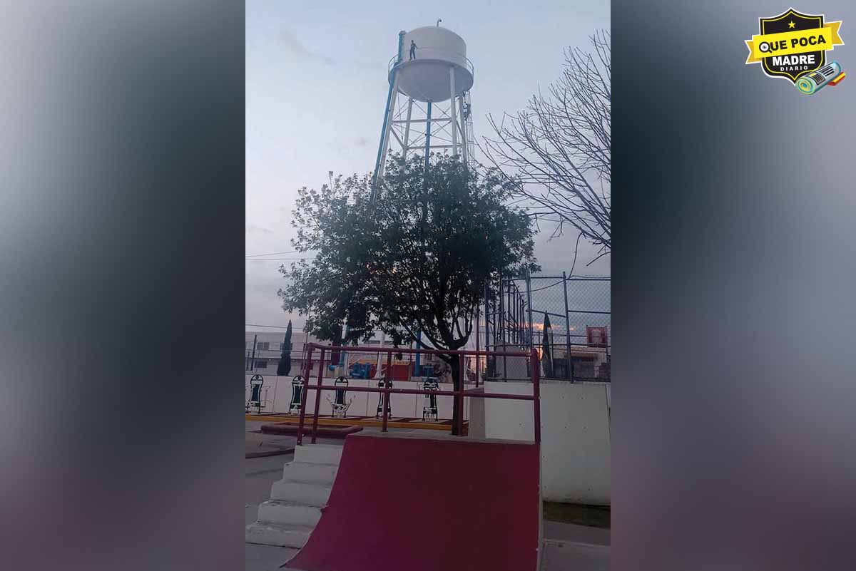 ¡LA VIDA NO VALE NADA! Joven se lanza desde torre de agua