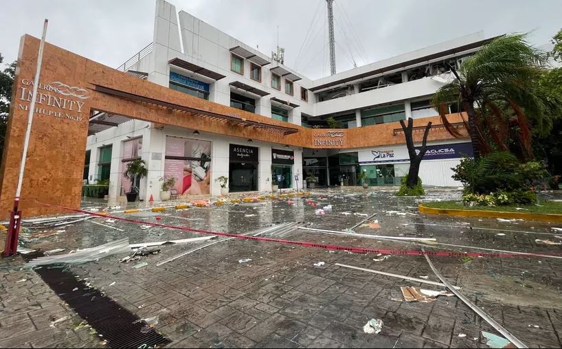 ¡EXPLOSIÓN POR ACOMULACION DE GAS EN PLAZA DE CANCÚN!