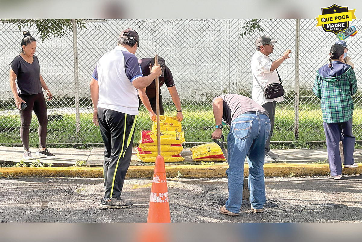 VECINOS BACHEAN SUS CALLES ANTE EL ABANDONO DEL AYUNTAMIENTO DE TOLUCA