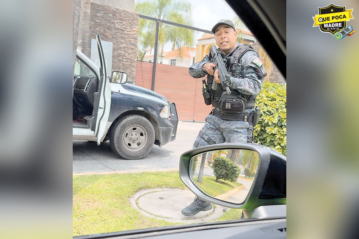 ¡Enseñan las armas! Polis de Zapopan apuntan con armas largas y piden su mochada