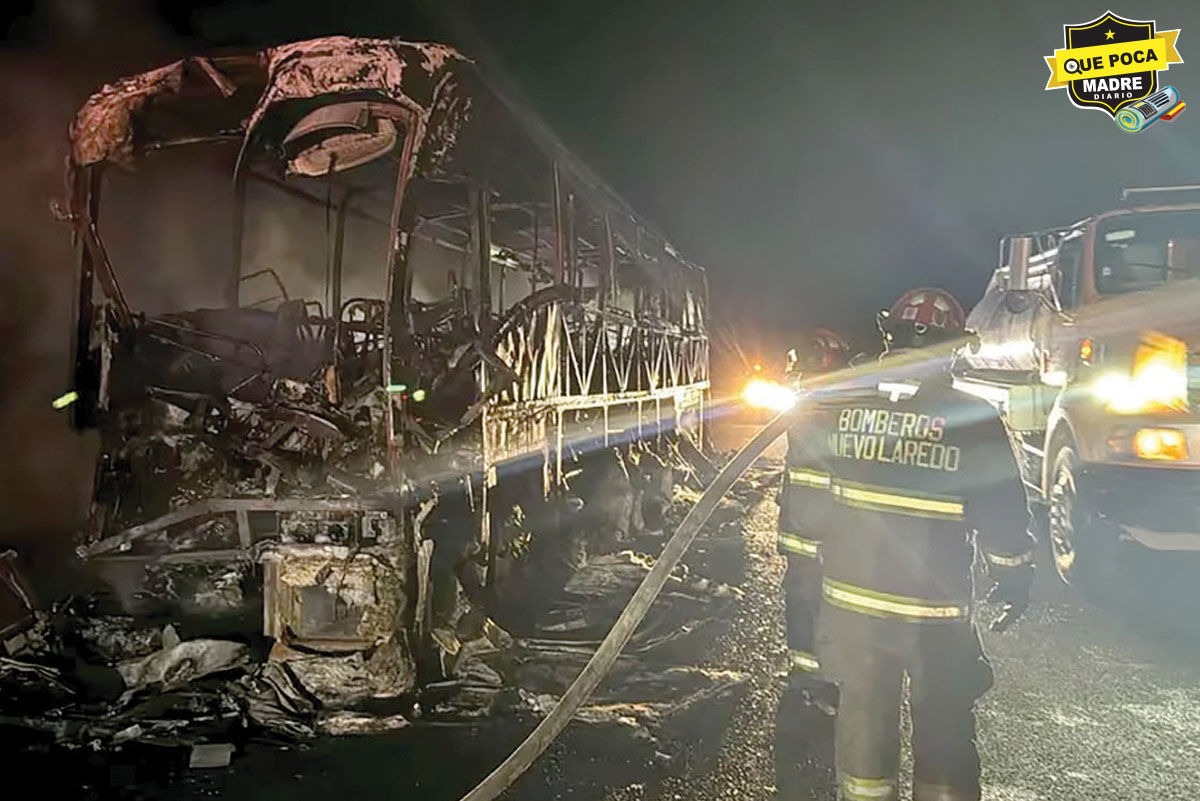 ¡Arde en llamas! Autobús choca contra un tráiler!