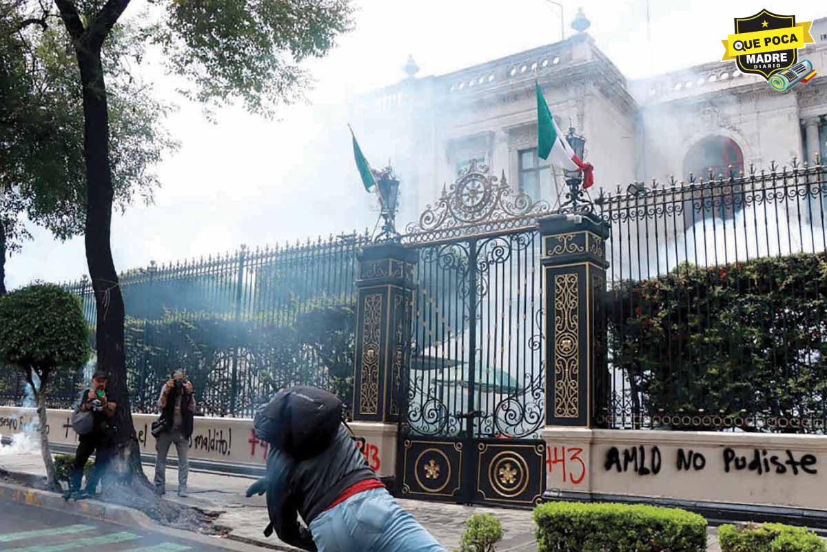 Diez años de Ayotzinapa… Estudiantes protestan en la Segob