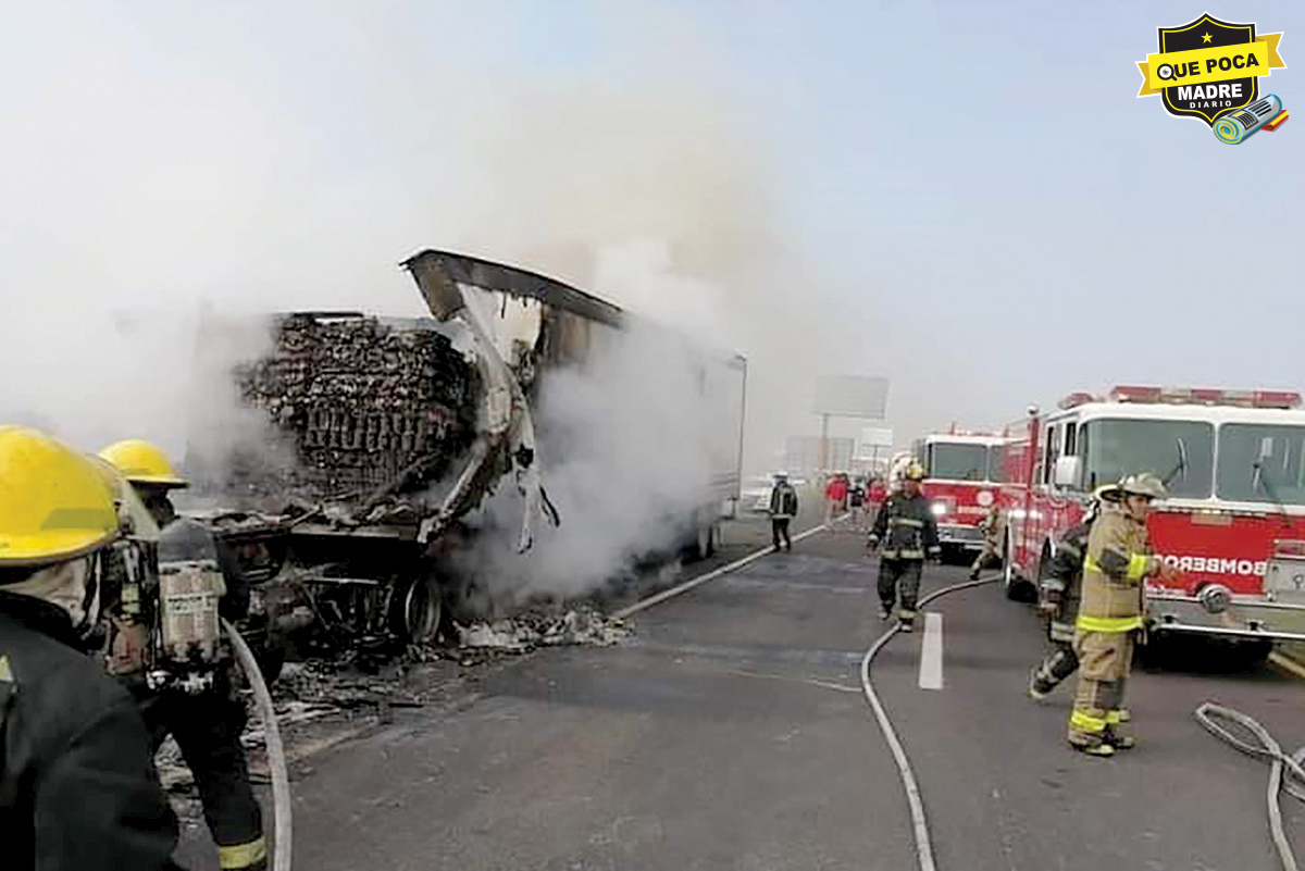 ¡Ni el yogurt calmó su fuego! Arde tractocamión por un corto circuito