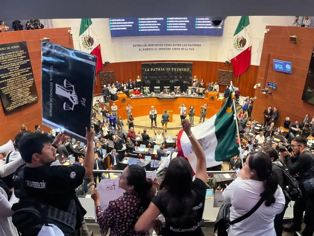 ¡MANIFESTANTES TOMAN LAS INSTALACIONES DEL SENADO!