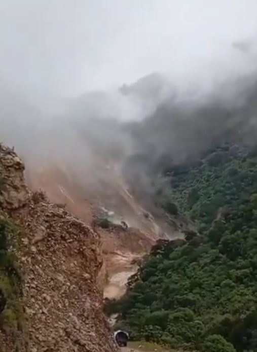 ¡SE DESGAJA CERRO EN LA MIXTECA!