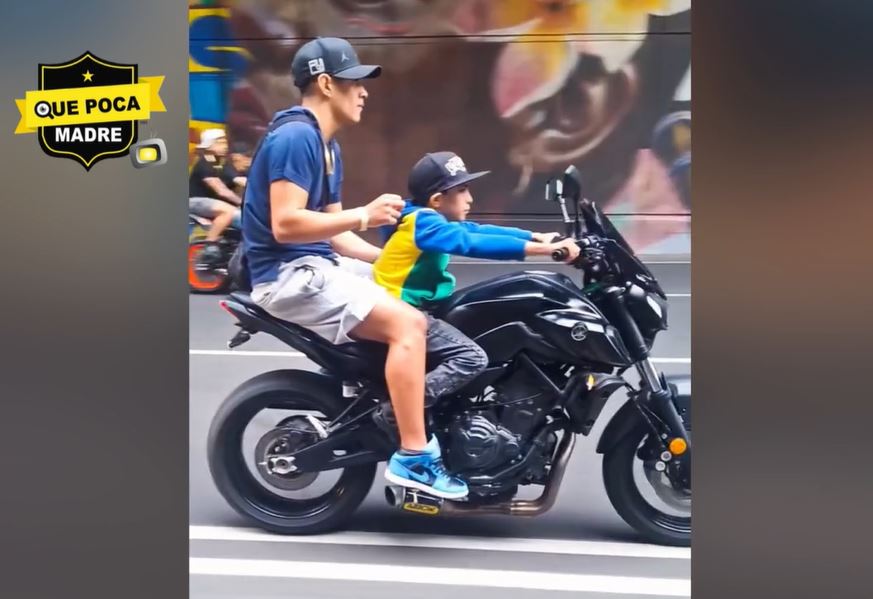 QUE FINURA DE PERSONAS: INTRÉPIDO PEQUEÑITO ES CAPTADO MANEJANDO UNA MOTO A ALTA VELOCIDAD EN LA CDMX 😳🏍