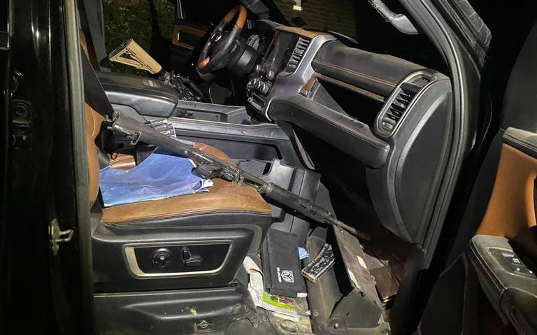 DECOMISAN CAMIONETA ABANDONADA CON ARMAS LARGAS Y CON MÁS DE 40 EXPLOSIVOS DE FABRICACIÓN HECHIZA EN JALISCO