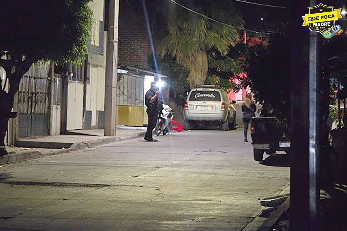 EJECUTAN A COMANDANTE DE LA POLICÍA Y A UNA MUJER EN CALLES DE MICHOACÁN