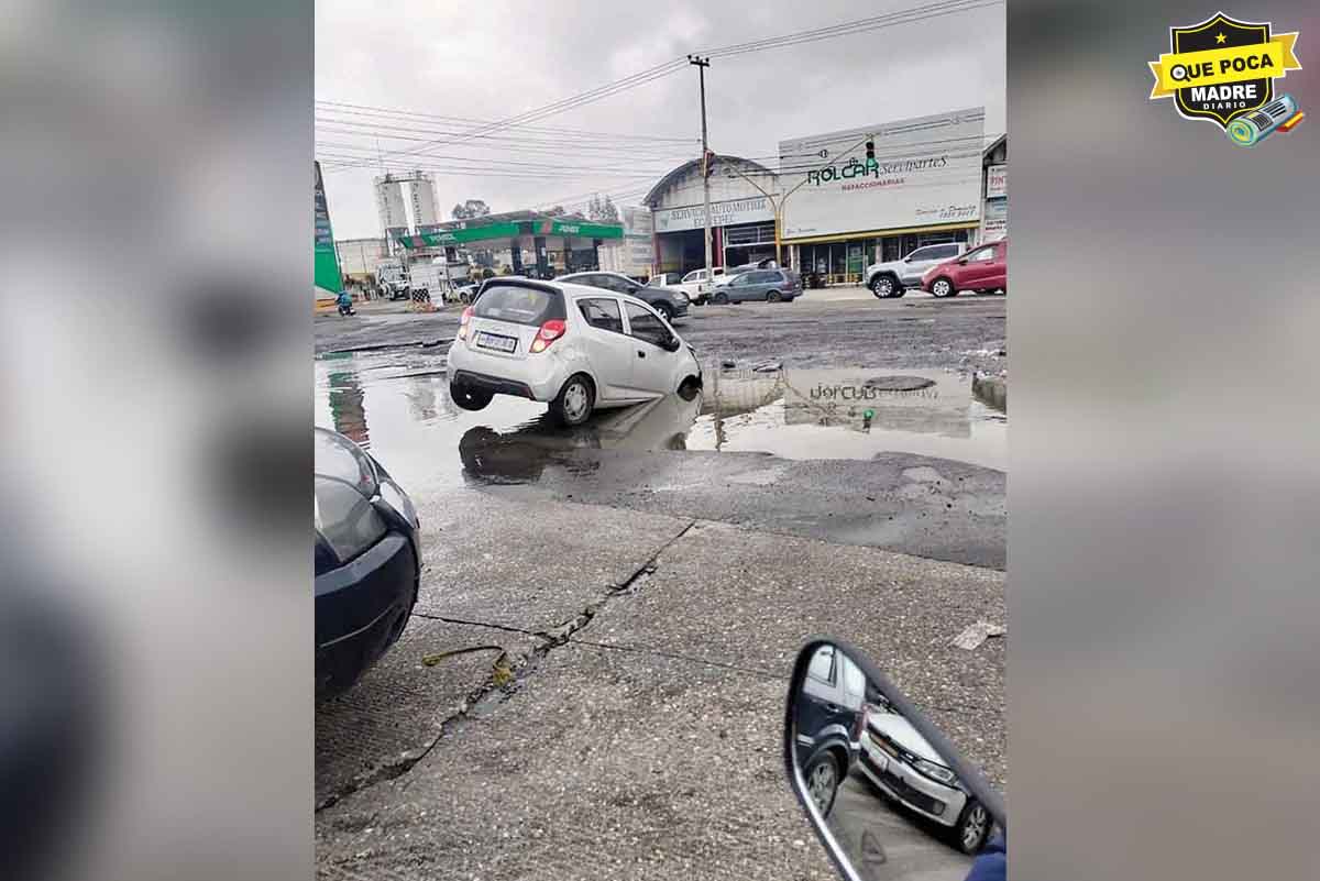 ENORMES SOCAVONES SE TRAGAN LOS CARROS EN ECATEPEC