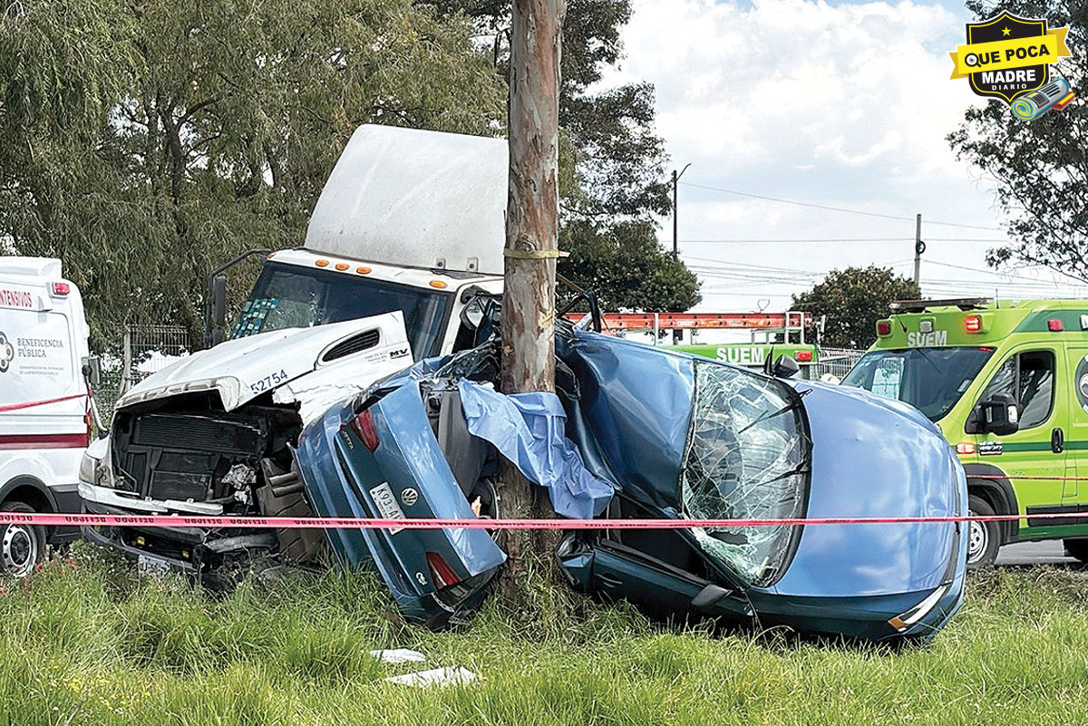 ¡QUEDÓ COMO ACORDEÓN! Mueren dos en fatal accidente en Toluca