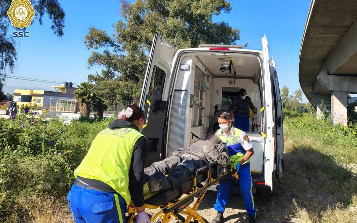 ¡RESCATAN A UN HOMBRE QUE CAYÓ ACCIDENTALMENTE A CANAL DE AGUAS NEGRAS EN CDMX!