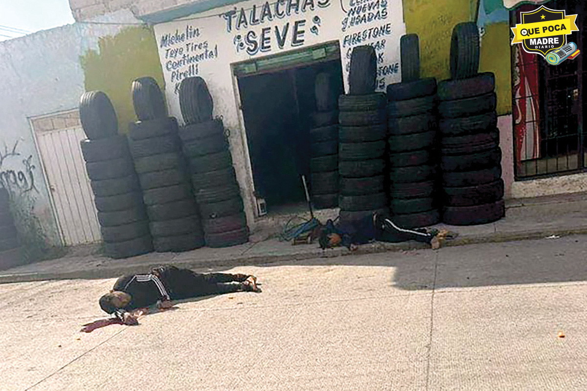 ¡PLOMO DIRECTO! Se echan a dos chavos afuera de una talachería en Puebla