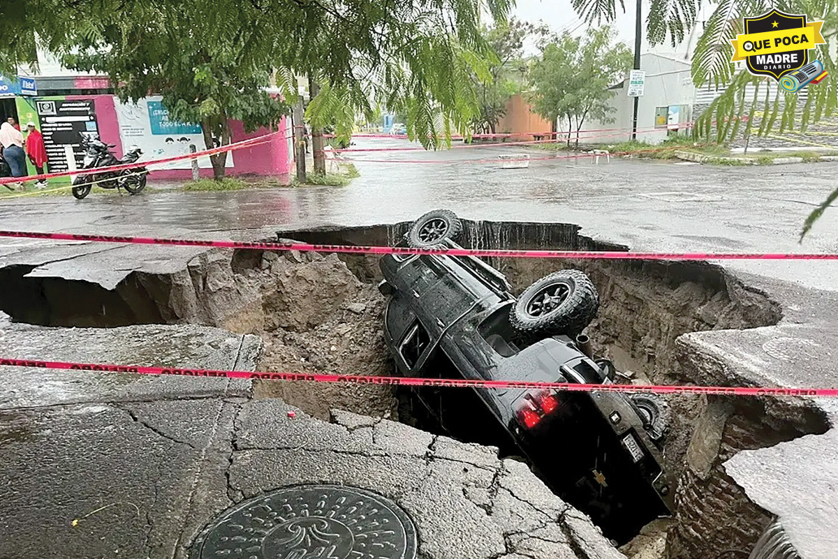 ¡SE ABRE LA TIERRA! Una camioneta es “tragada” por un enorme socavón en Veracruz