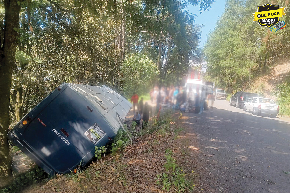 ¡SE QUEDA DE LADITO! Se reporta volcadura de camión de pasajeros en Jiquipilco