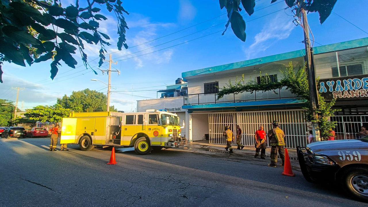 BOMBEROS DE CANCÚN QUINTANA ROO ATIENDEN REPORTE DE INCENDIO