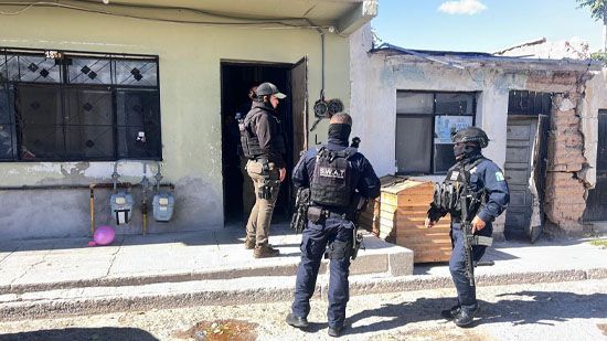 GRUPO SWAT RESCATA A MIGRANTES SECUESTRADOS EN CD JUAREZ Y DETIENEN A RESPONSABLES