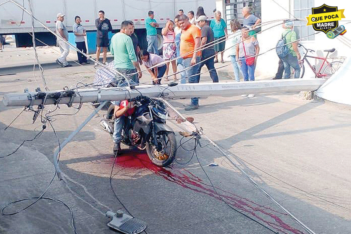 BIKER MUERE APLASTADO POR POSTE DE LUZ EN VERACRUZ