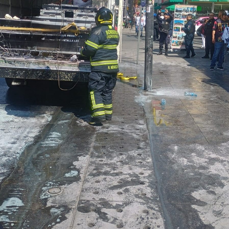 CAMIÓN DE SONIDERO SE INCENDIA EN CALZADA DE GUADALUPE, EN GUSTAVO A. MADERO