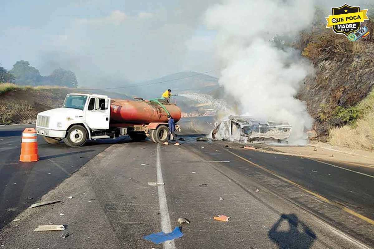 ¡COMO CARAMBOLA! Camión choca frontalmente contra camioneta y se incendia; mueren 8 personas