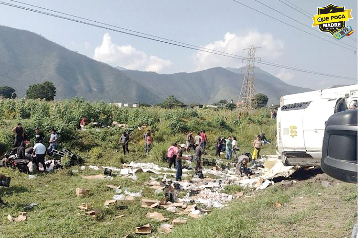 ¡SE LE SALIÓ LA LECHE! Vuelca camión de lácteos en carretera de Veracruz