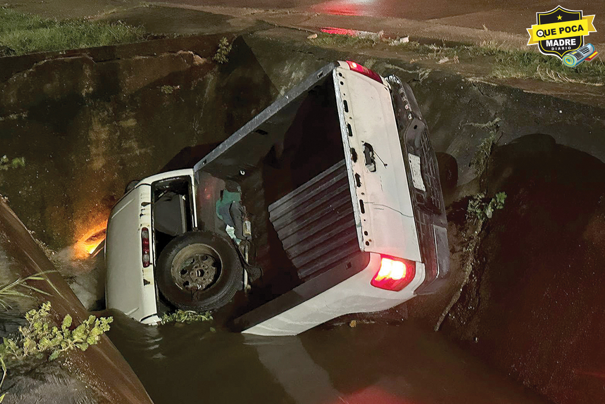 ¡Se salva de milagro! Cae petrolero a canal de agua pluvial en Coatzacoalcos, Veracruz