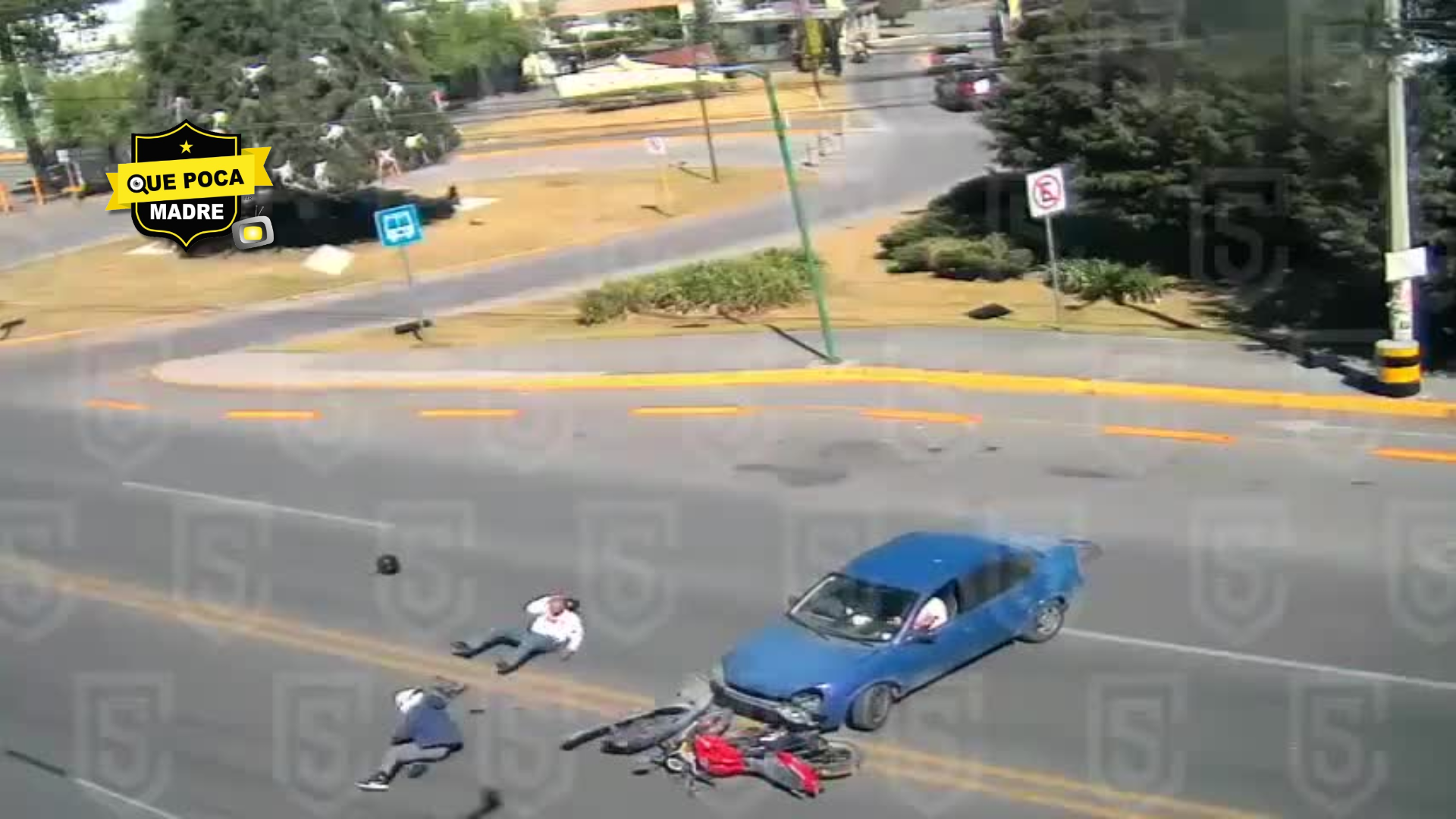 BIKERS SALEN VOLANDO LUEGO DE QUE UN CARRO DIO VUELTA PROHIBIDA