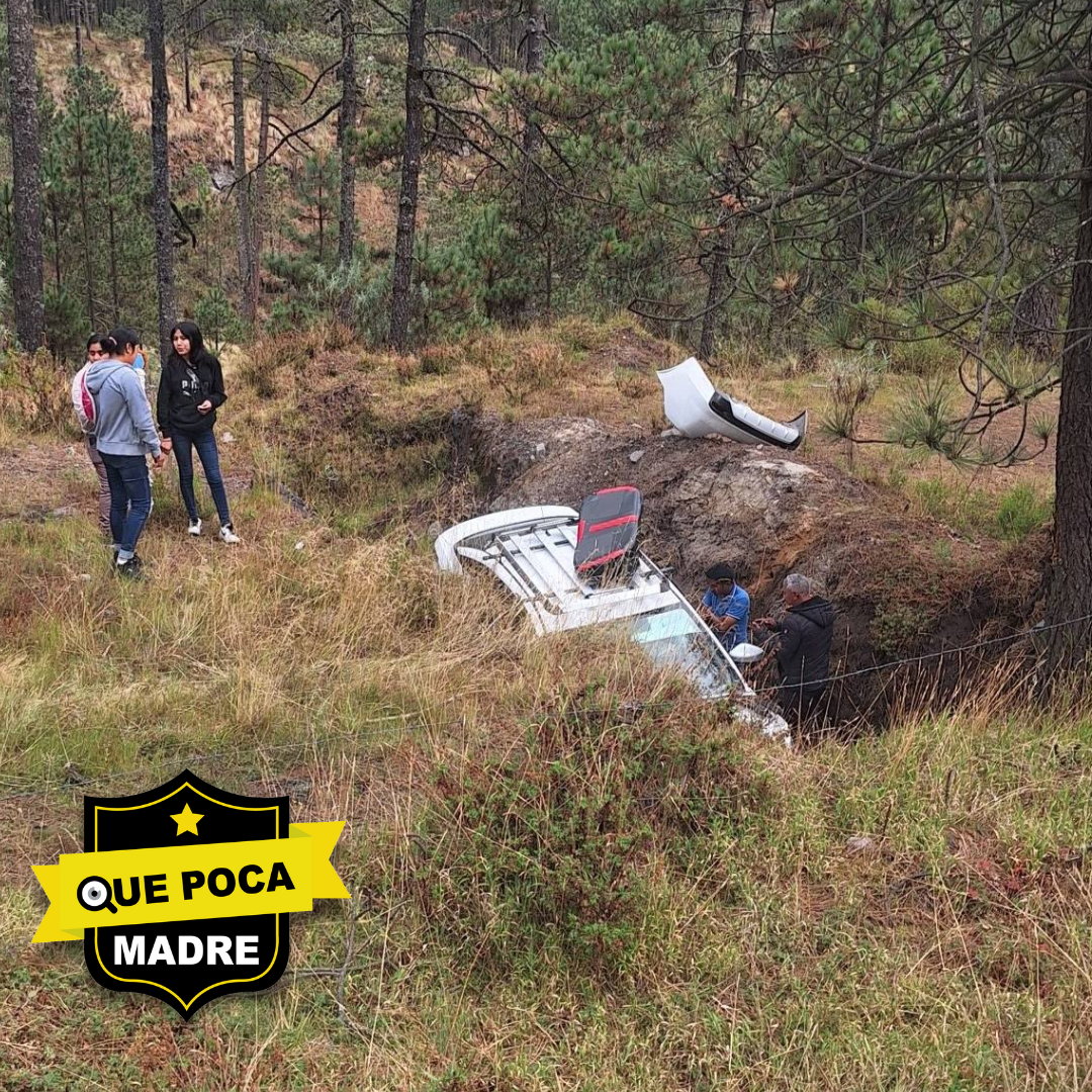 ‼️LITERAL SE SENTÍA ESTANCADO, AUTOMÓVIL TERMINO EN LA ZANJA EN LA PUERTA – SULTEPEC‼️ 🚗🕳