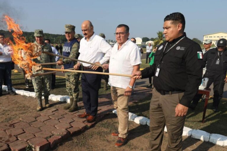 ¡SE BORREGUEARON! FGR Y SEMAR QUEMAN CERCA DE 5 TONELADAS DE MOTA EN VERACRUZ.