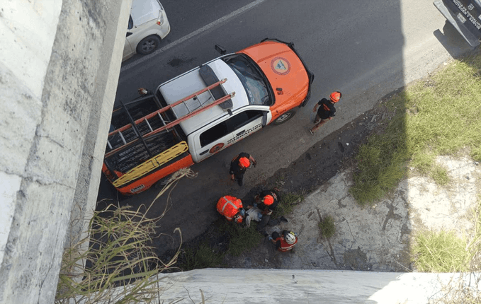 ¡LE FALLÓ EL CÁLCULO! SEÑOR DE LA TERCERA EDAD SE ARROJA DE PUENTE EN NUEVO LEON