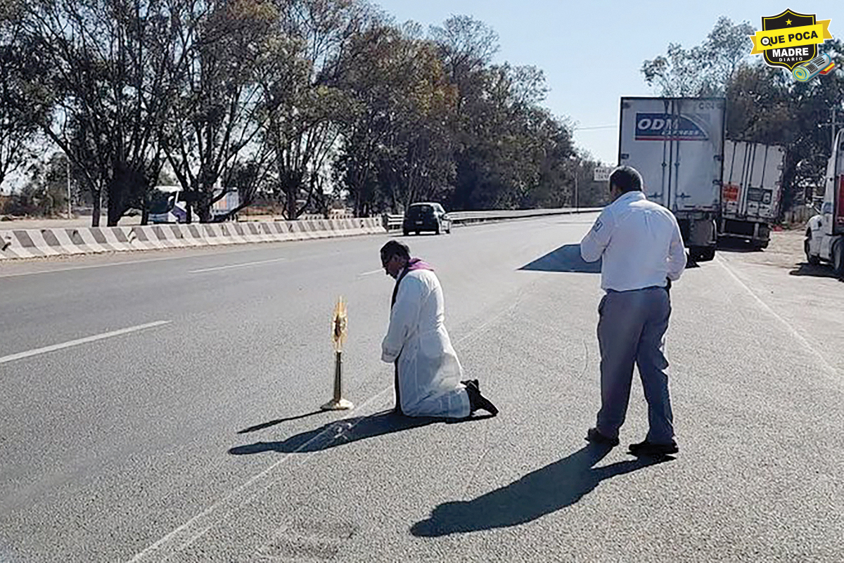 ¡DE NO CREER! PADRECITO LE ECHA LA BENDICIÓN A LA AUTOPISTA MÉXICO – QUERÉTARO