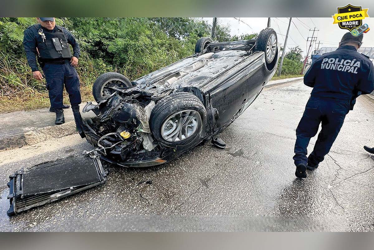 Atropella a motociclista y se fuga, pero vuelca unos metros después, en Puerto Aventuras, Quintana Roo