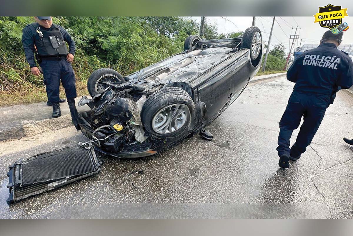 Atropella a motociclista y se fuga, pero vuelca unos metros después, en Puerto Aventuras, Quintana Roo